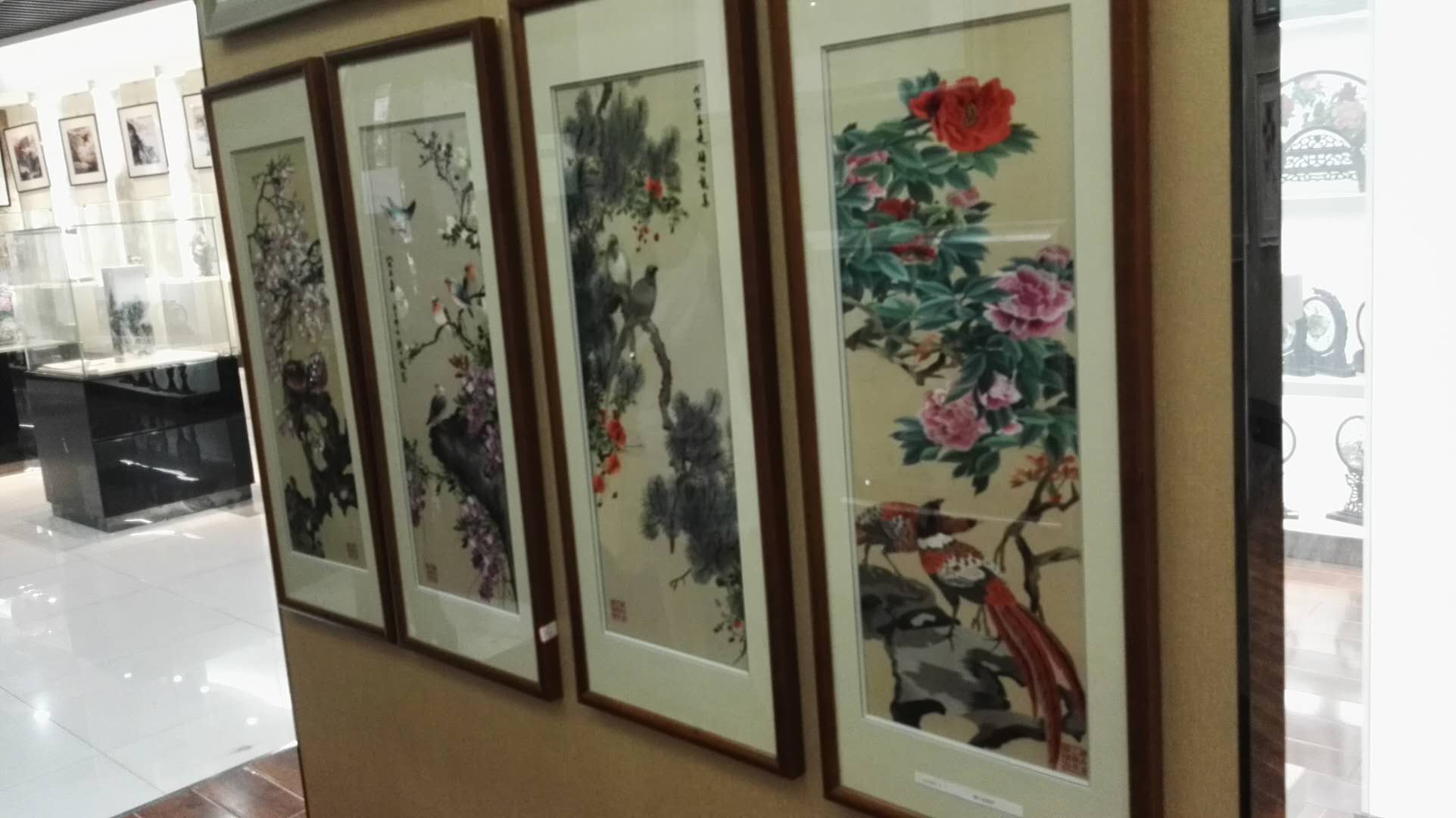 雪峰花開·福耀星城 易曉明書畫藝術(shù)展暨湖南省工藝美術(shù)品免費(fèi)參觀實(shí)踐活動側(cè)記