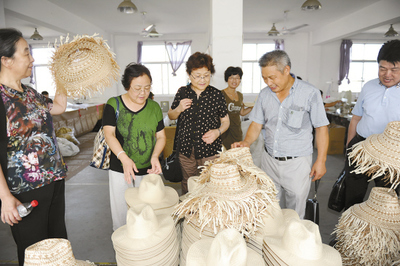 中國帽業(yè)名城迎來北京美術(shù)品專家，傳統(tǒng)工藝與藝術(shù)融合新征程